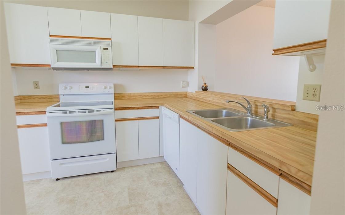 7902 SAILBOAT KEY BLVD S #402 — photo 4