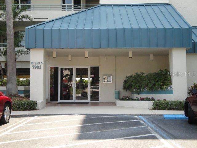 7902 SAILBOAT KEY BLVD S #402 — photo 2