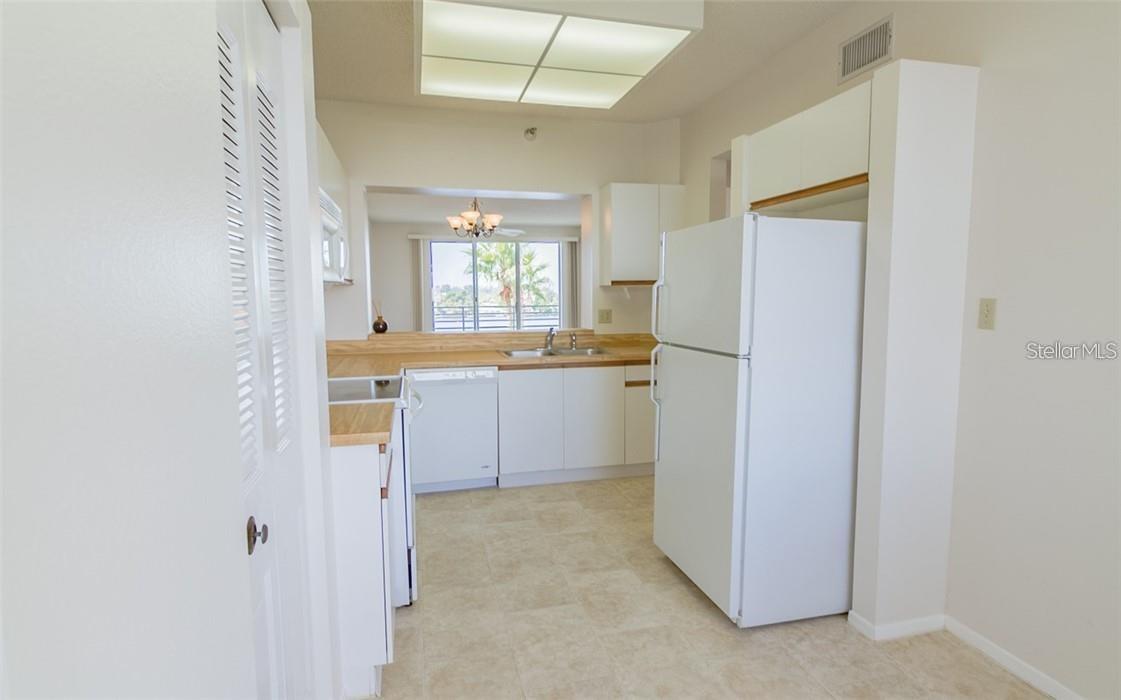 7902 SAILBOAT KEY BLVD S #402 — photo 6