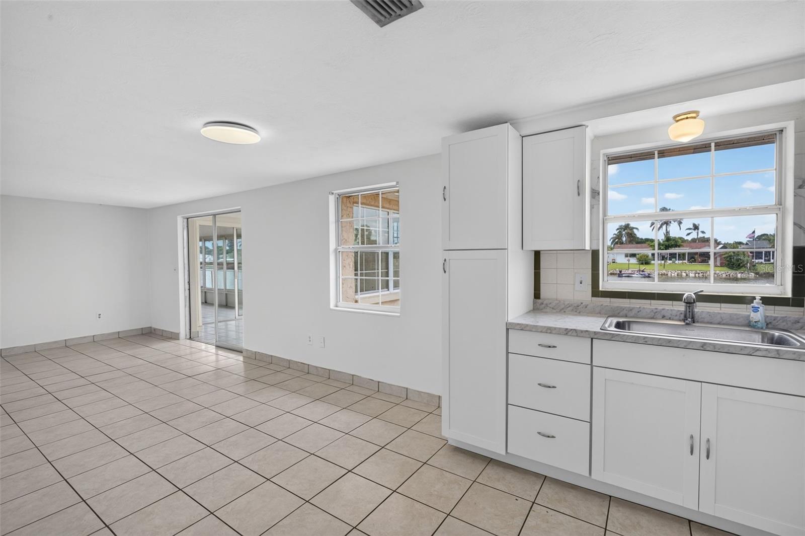 3852 SUNRAY DR — photo 12