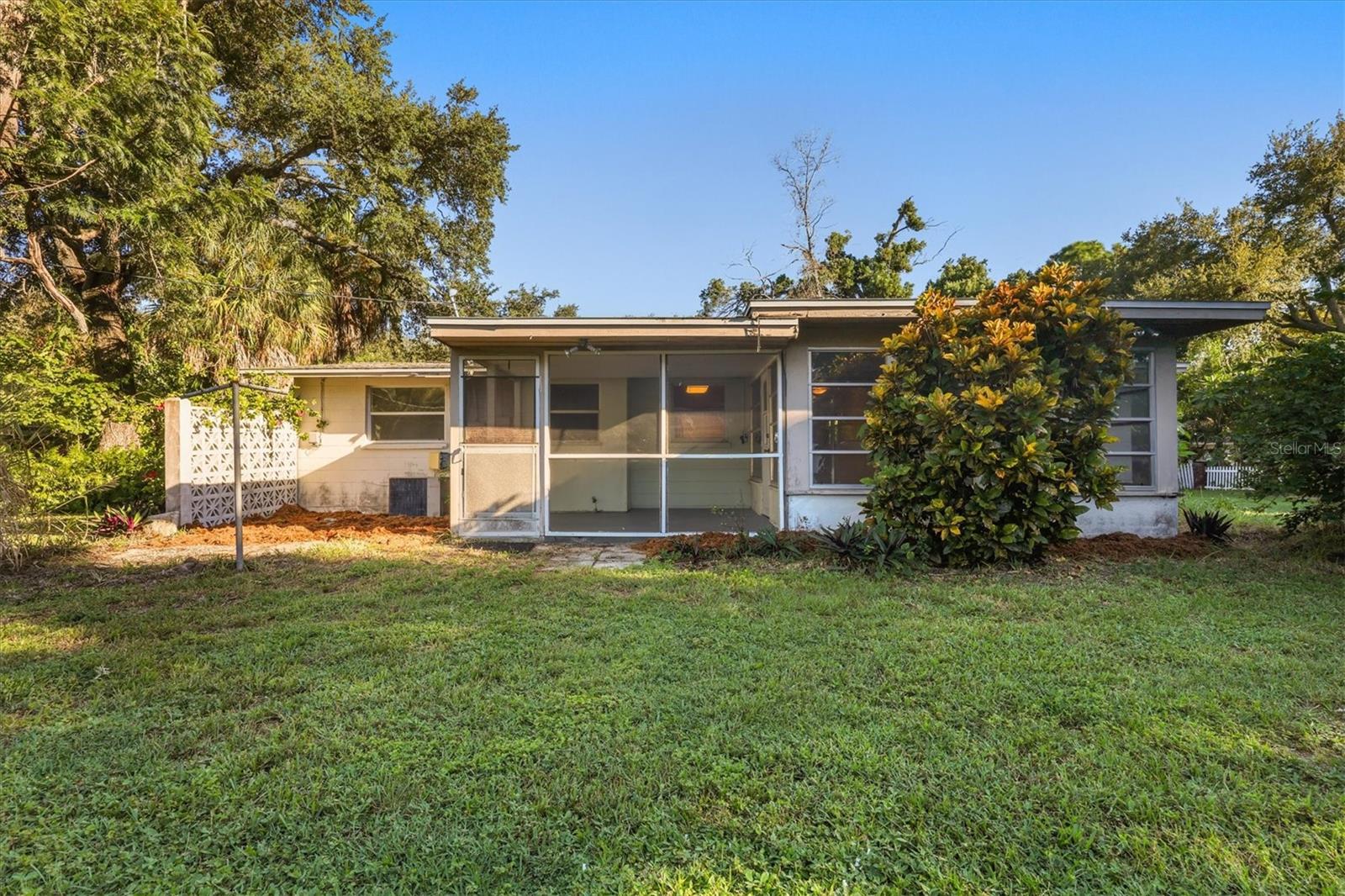 260 SHAMROCK DR — photo 28