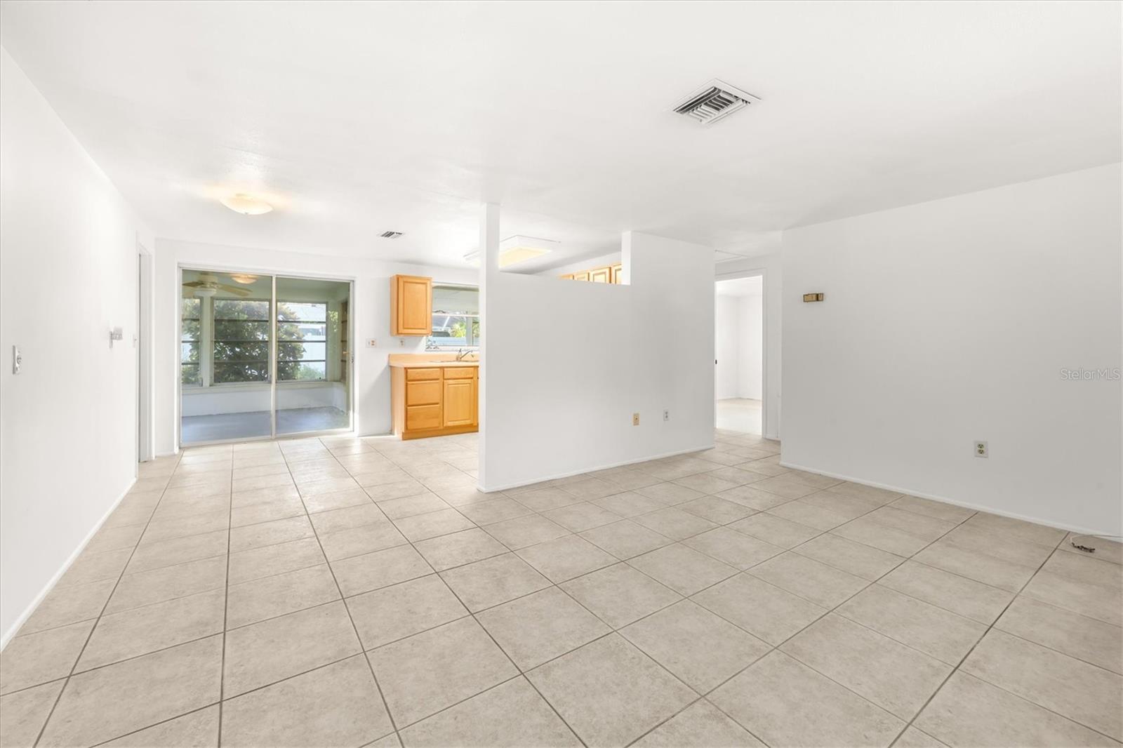 260 SHAMROCK DR — photo 9