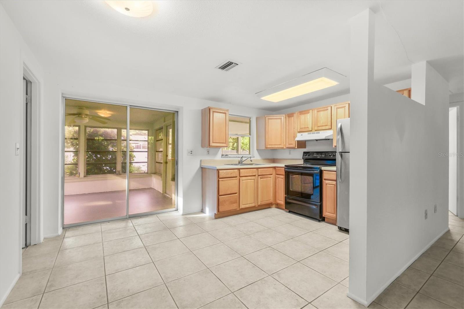 260 SHAMROCK DR — photo 13