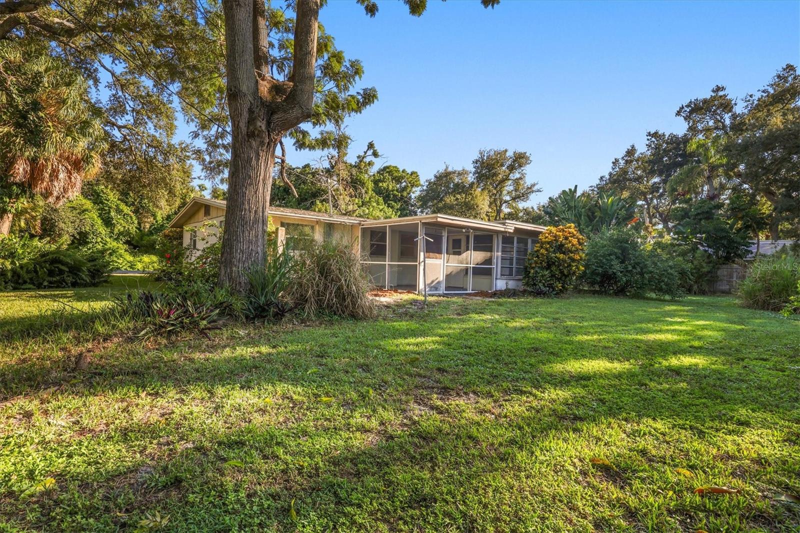 260 SHAMROCK DR — photo 30