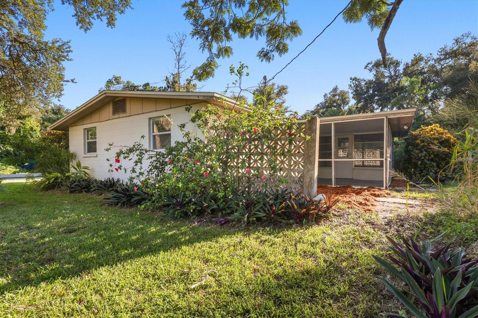 260 SHAMROCK DR — photo 31