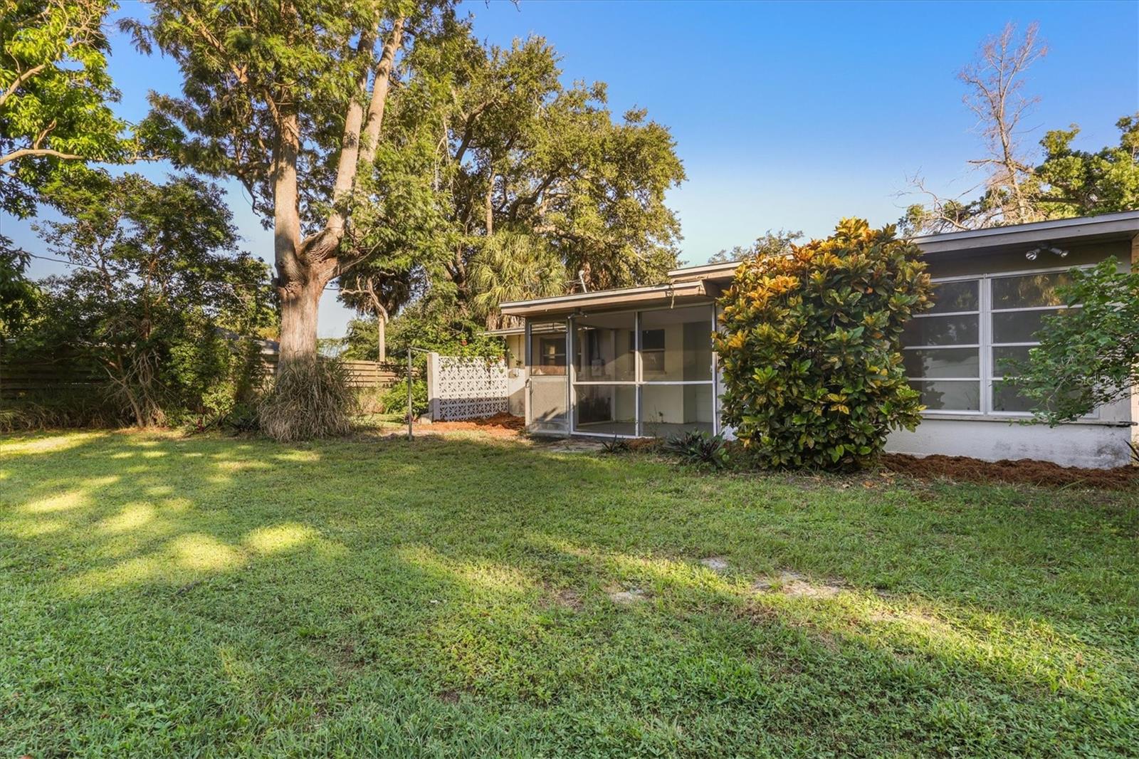 260 SHAMROCK DR — photo 29