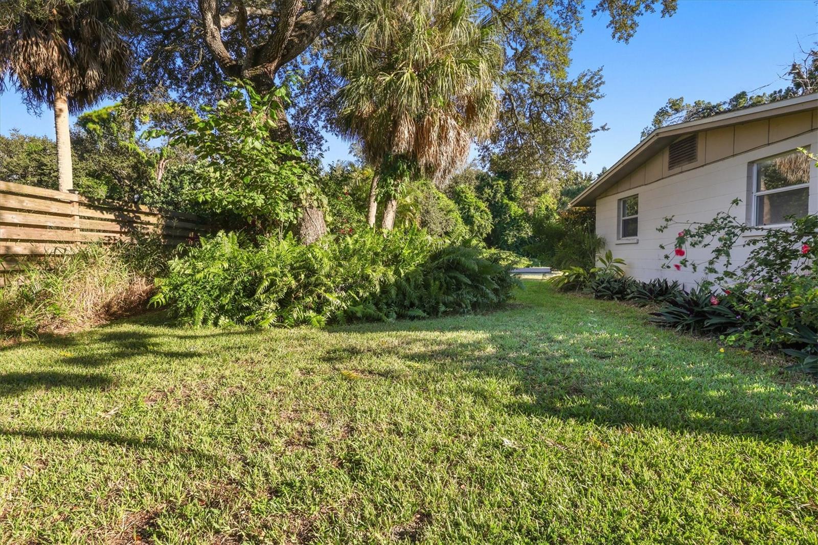 260 SHAMROCK DR — photo 32