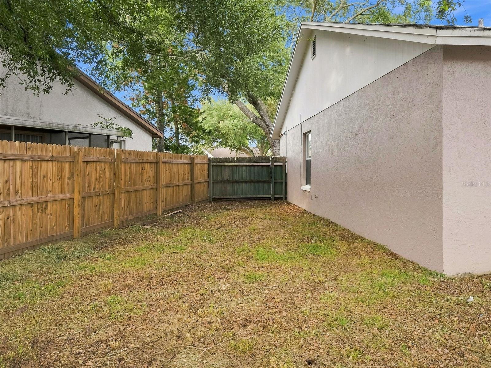 1018 PEACHWOOD DR — photo 25