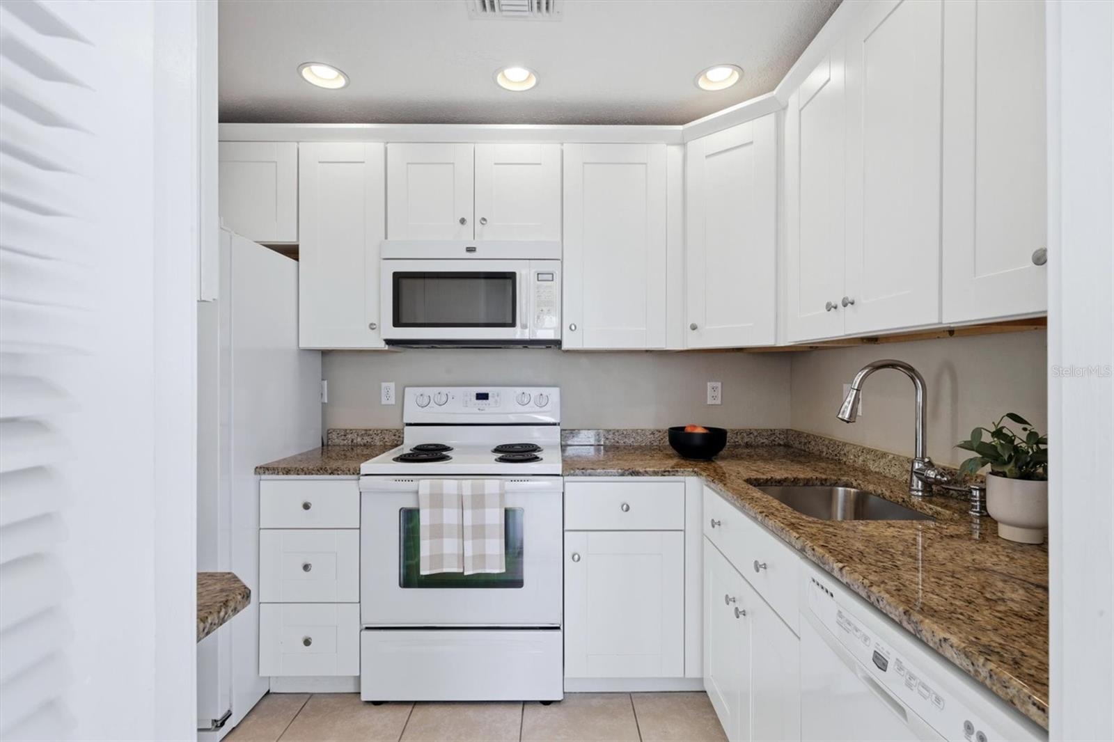 6039 CORAL WAY — photo 4