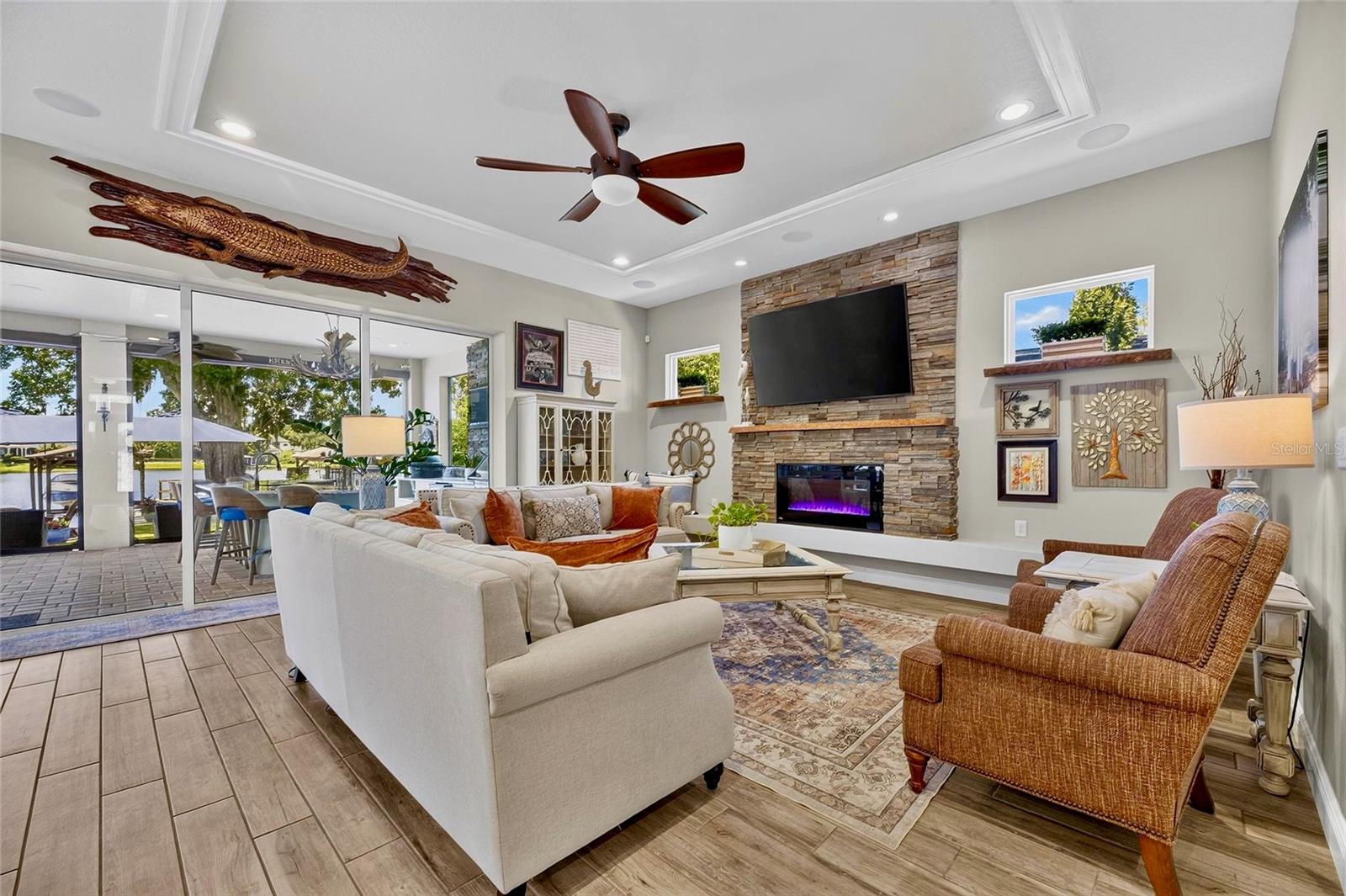 303 W CHAPMAN RD — photo 10