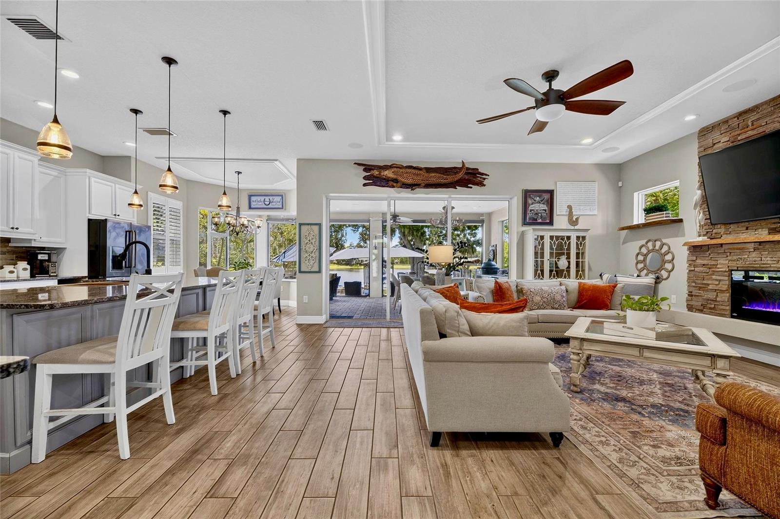 303 W CHAPMAN RD — photo 9