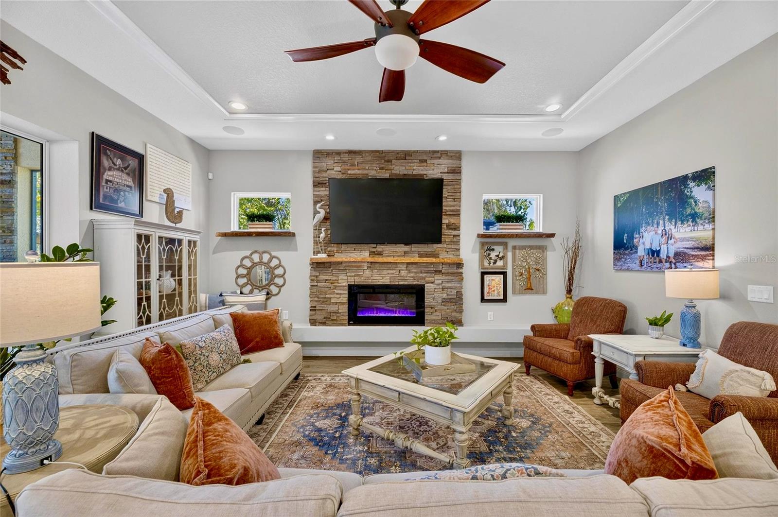 303 W CHAPMAN RD — photo 7
