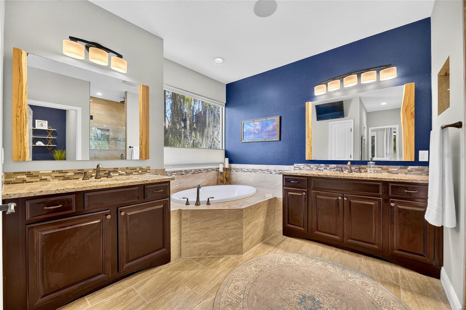 303 W CHAPMAN RD — photo 31
