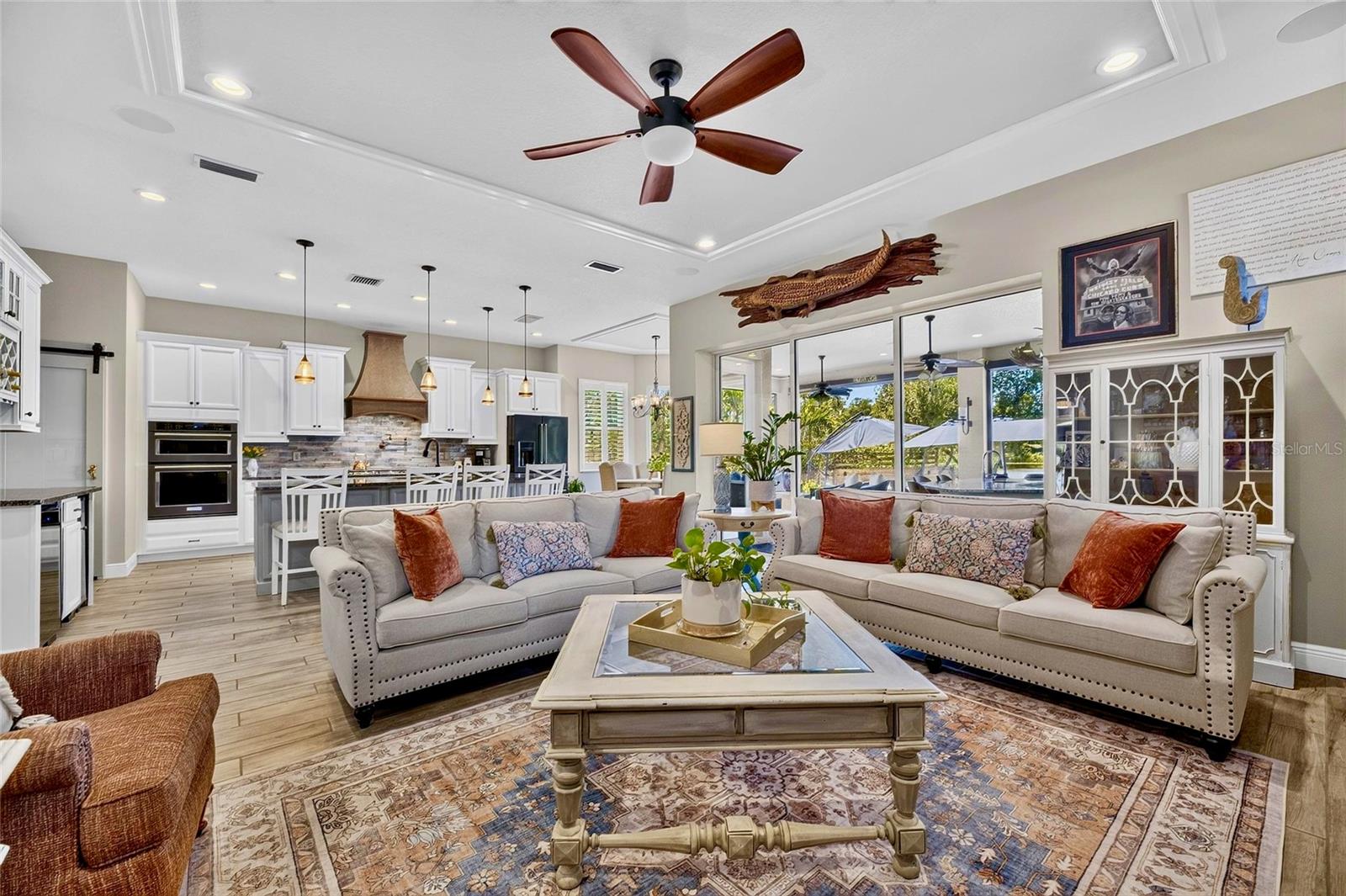 303 W CHAPMAN RD — photo 8