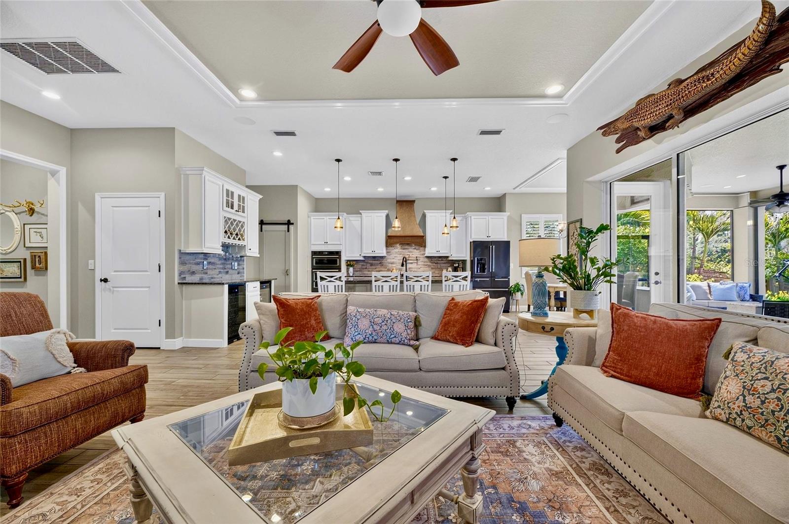 303 W CHAPMAN RD — photo 12