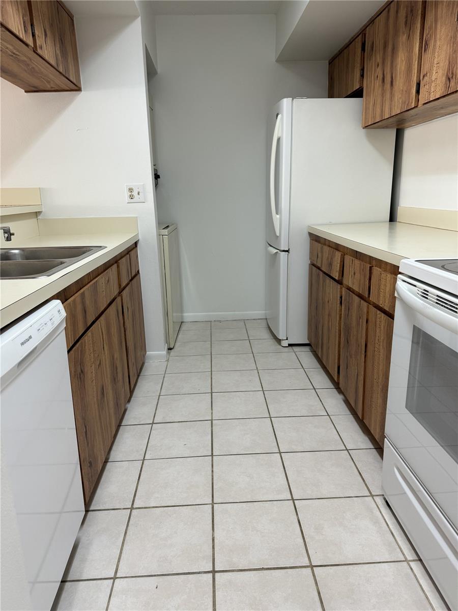 13608 S VILLAGE DR #8203 — photo 8