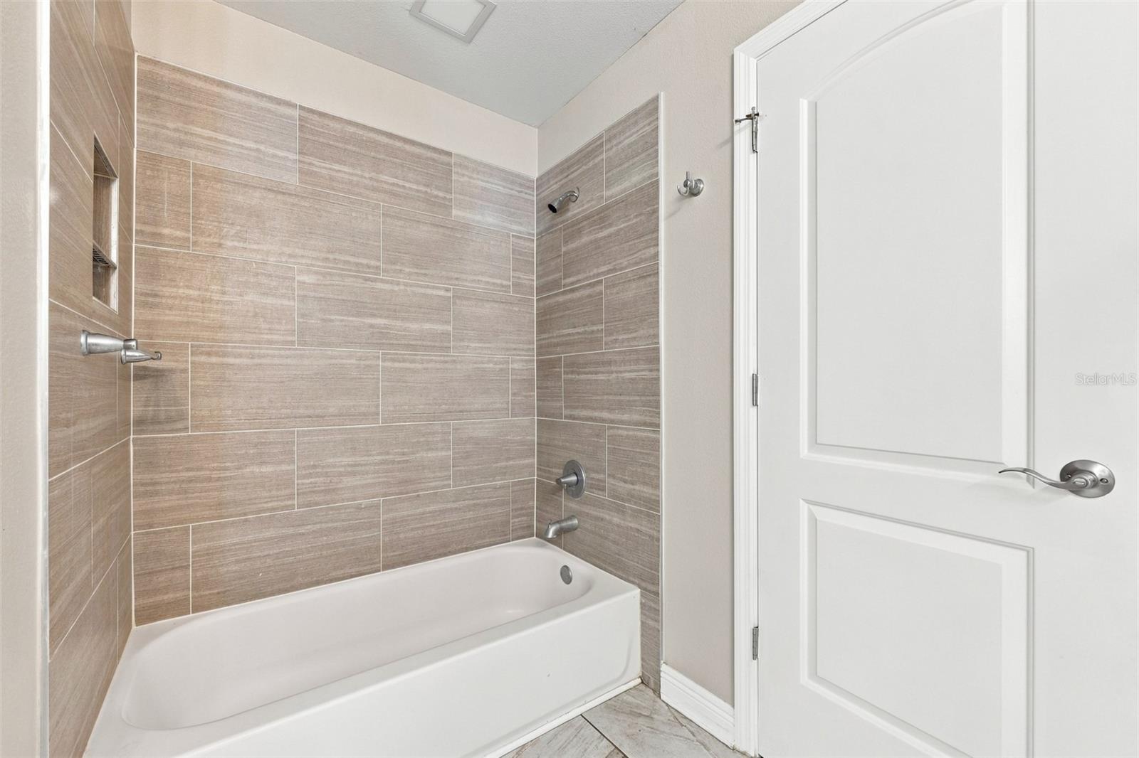 13017 LORNA PL — photo 34