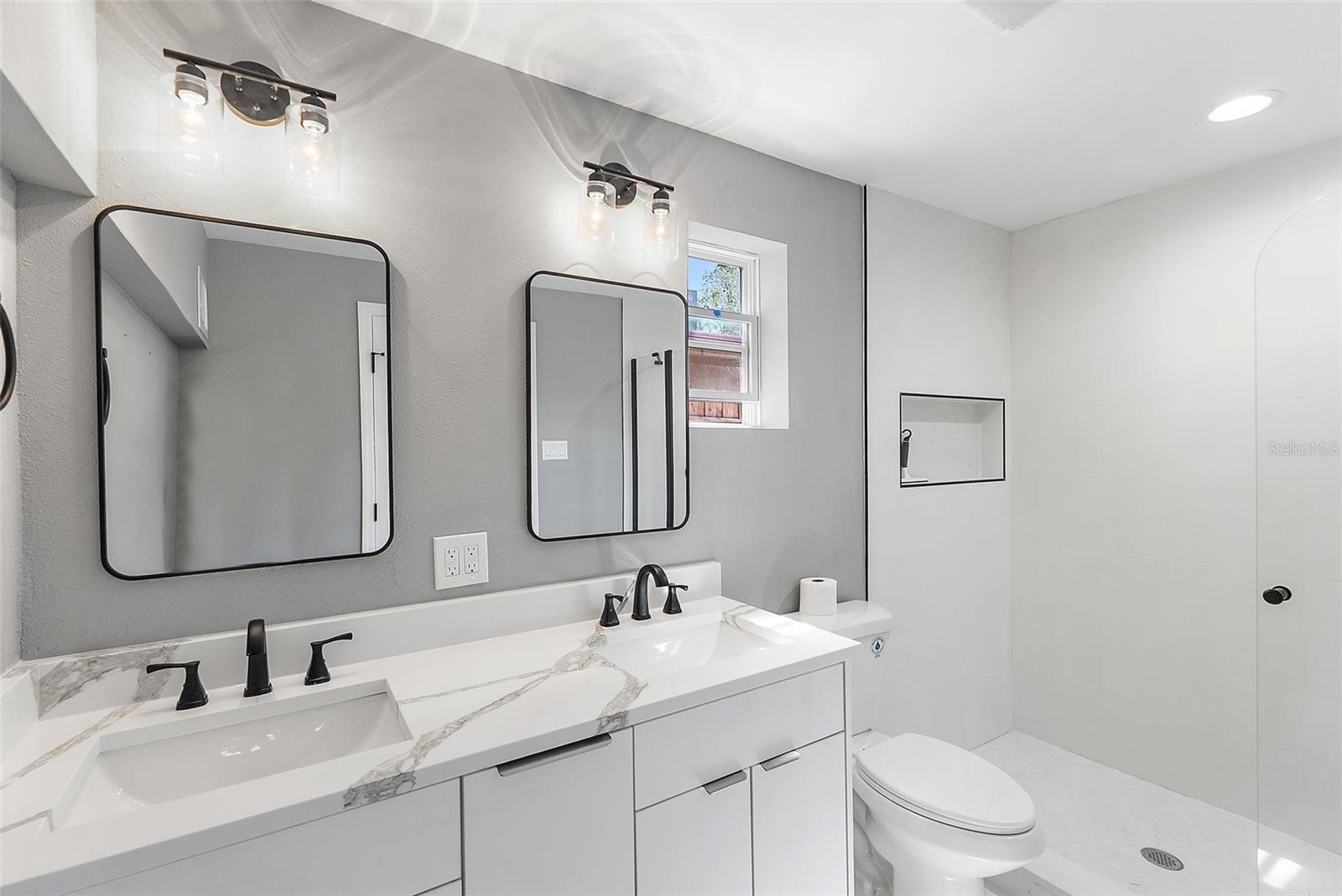 3926 HELENA ST NE — photo 13