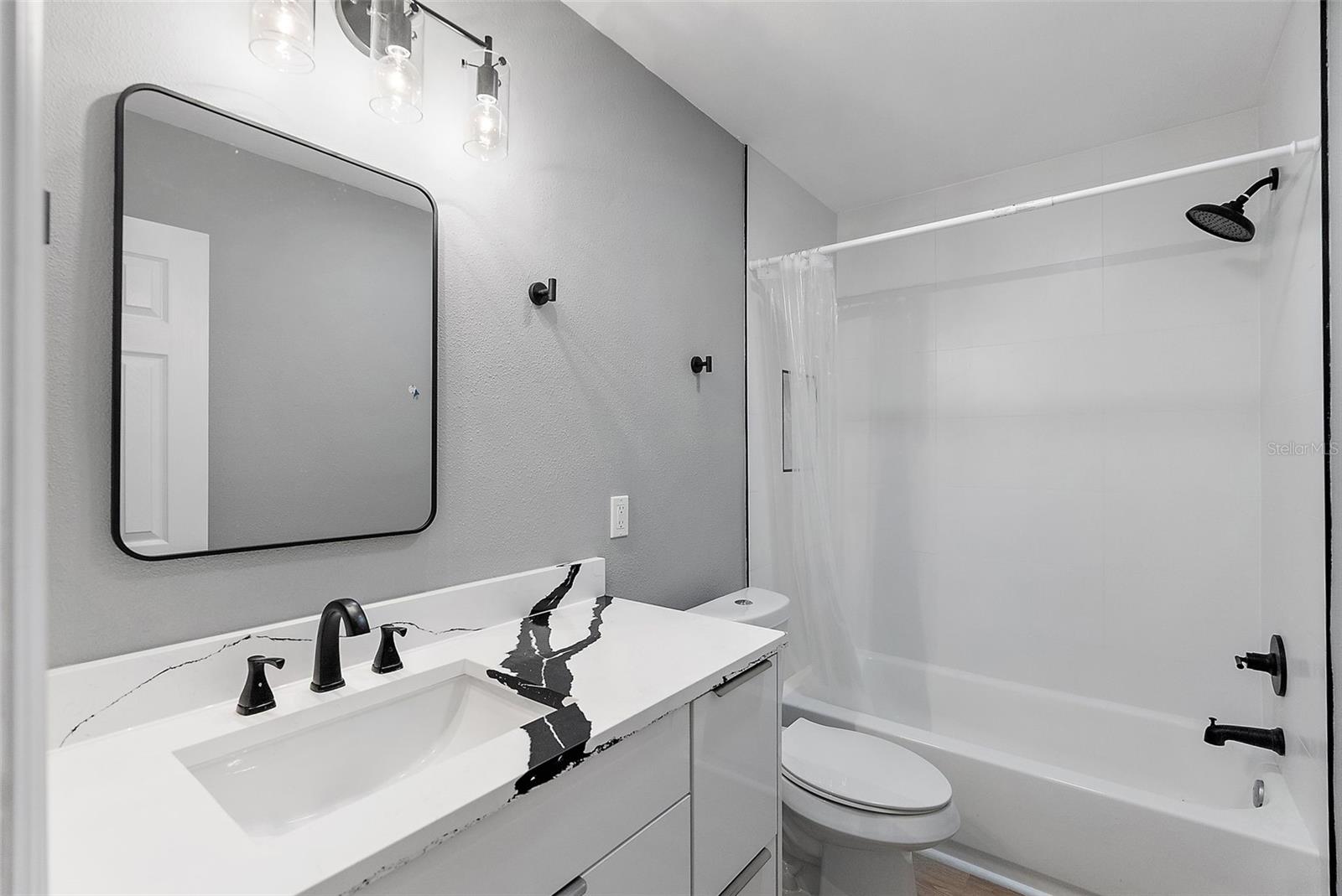 3926 HELENA ST NE — photo 20