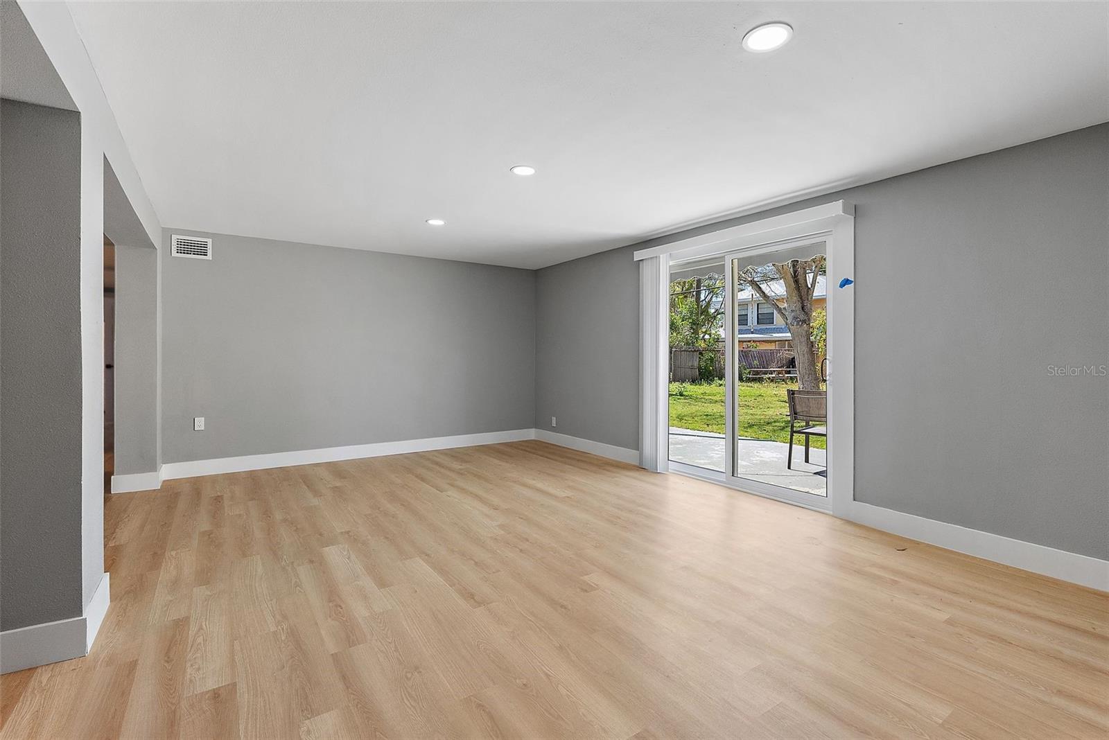 3926 HELENA ST NE — photo 27