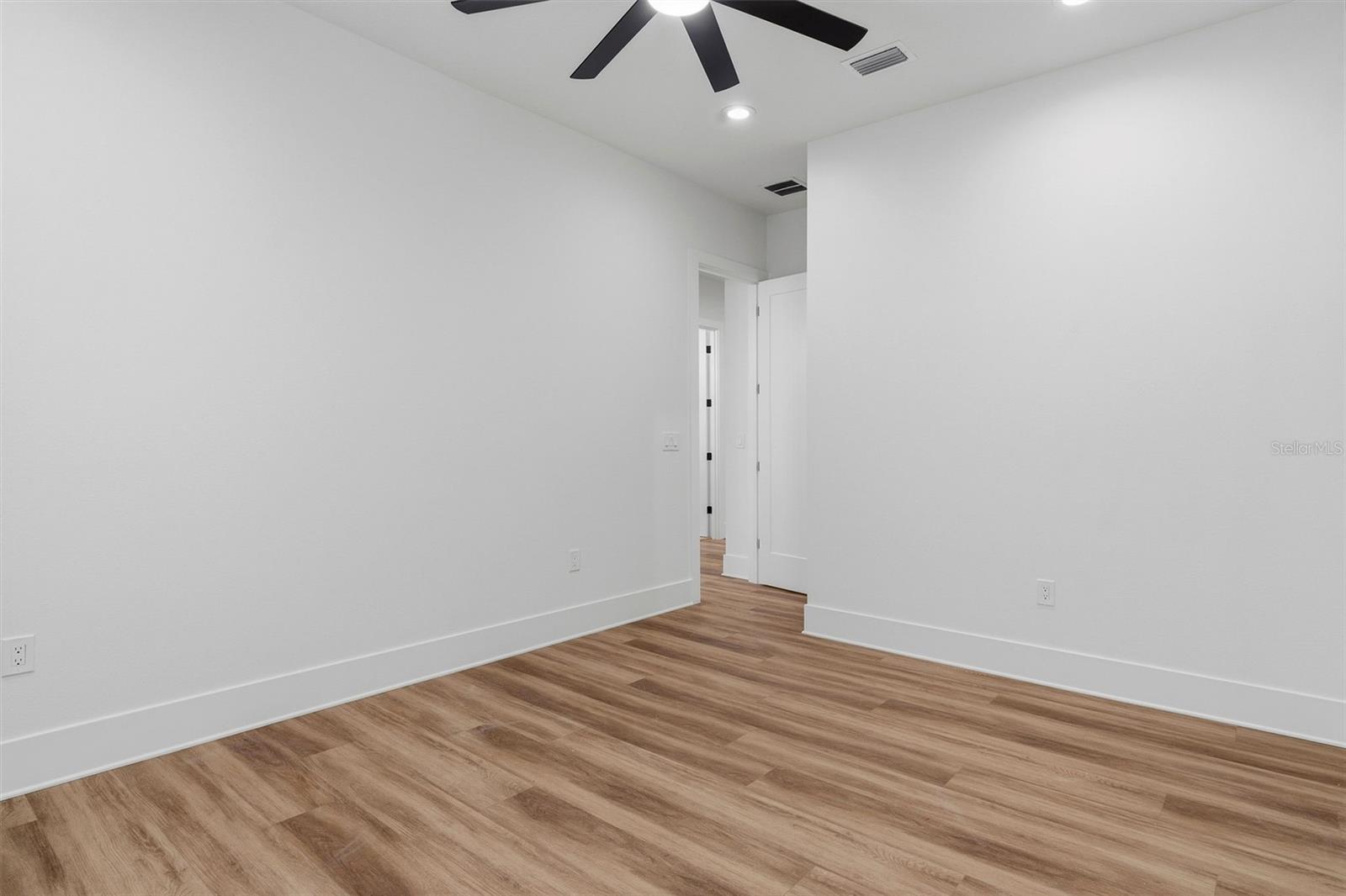 2914 W WALNUT ST — photo 39