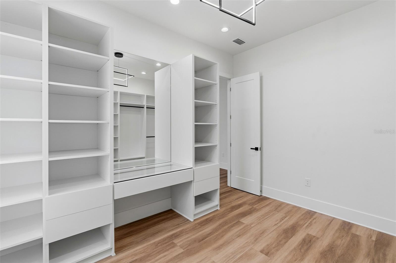 2914 W WALNUT ST — photo 32