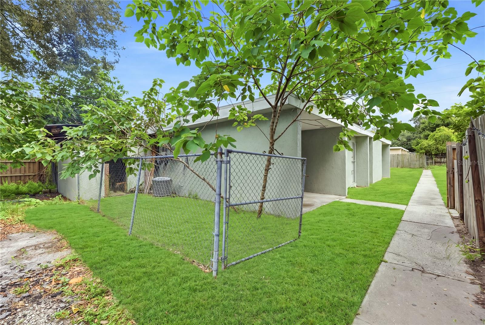 1009 E HOLLAND AVE — photo 2