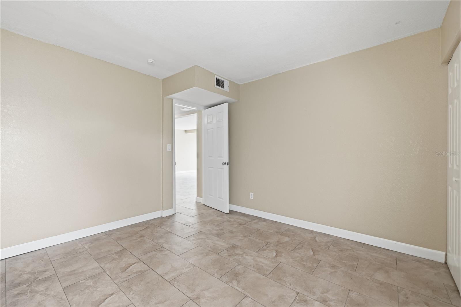1009 E HOLLAND AVE — photo 18