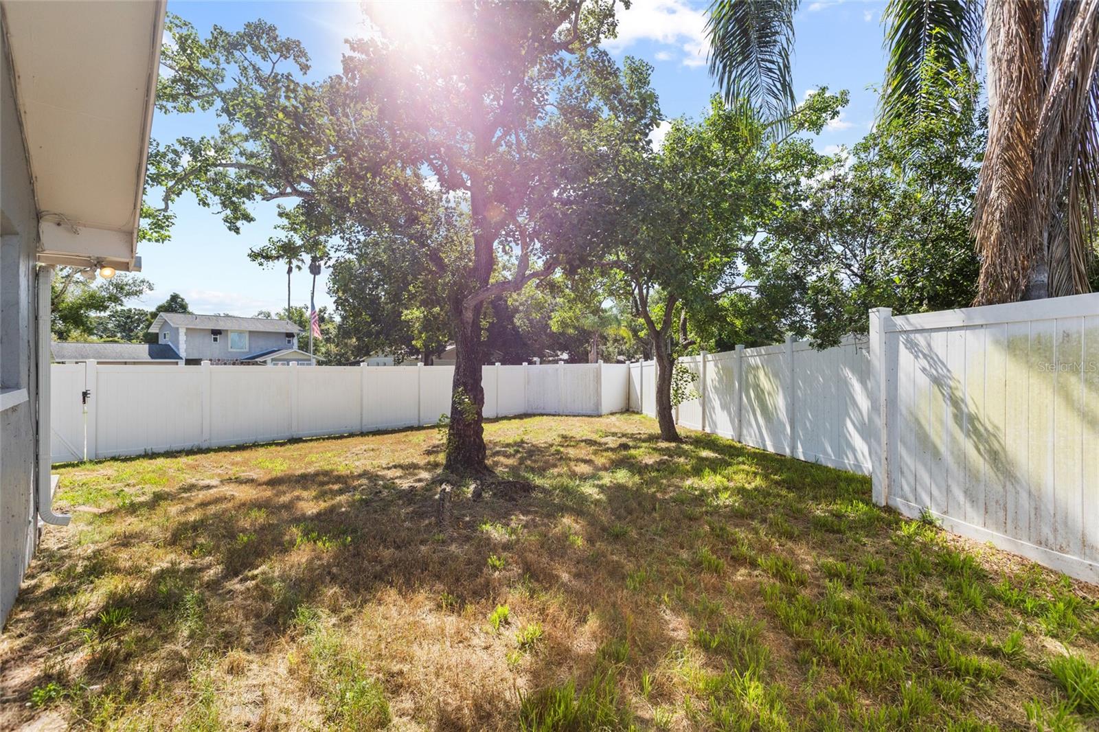415 MAPLEWOOD CIR — photo 36
