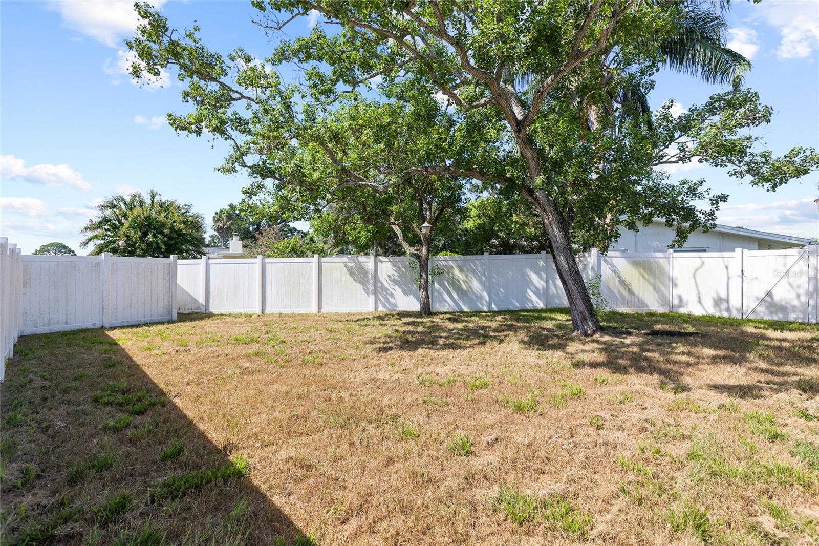 415 MAPLEWOOD CIR — photo 37