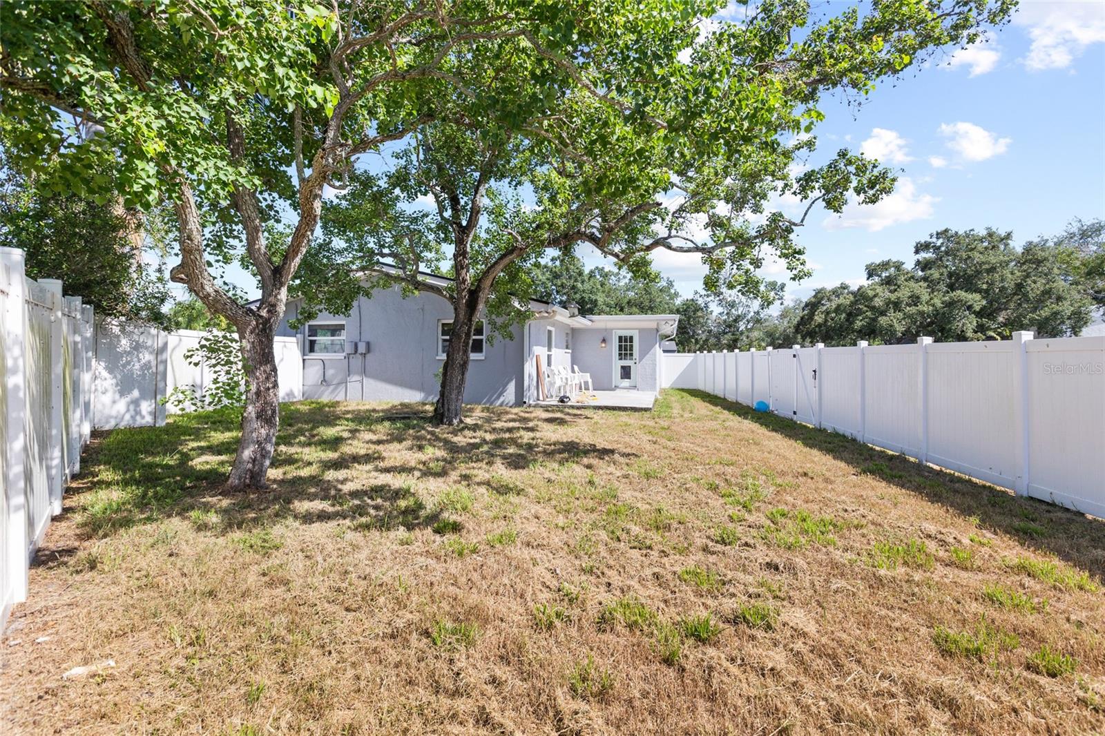 415 MAPLEWOOD CIR — photo 35