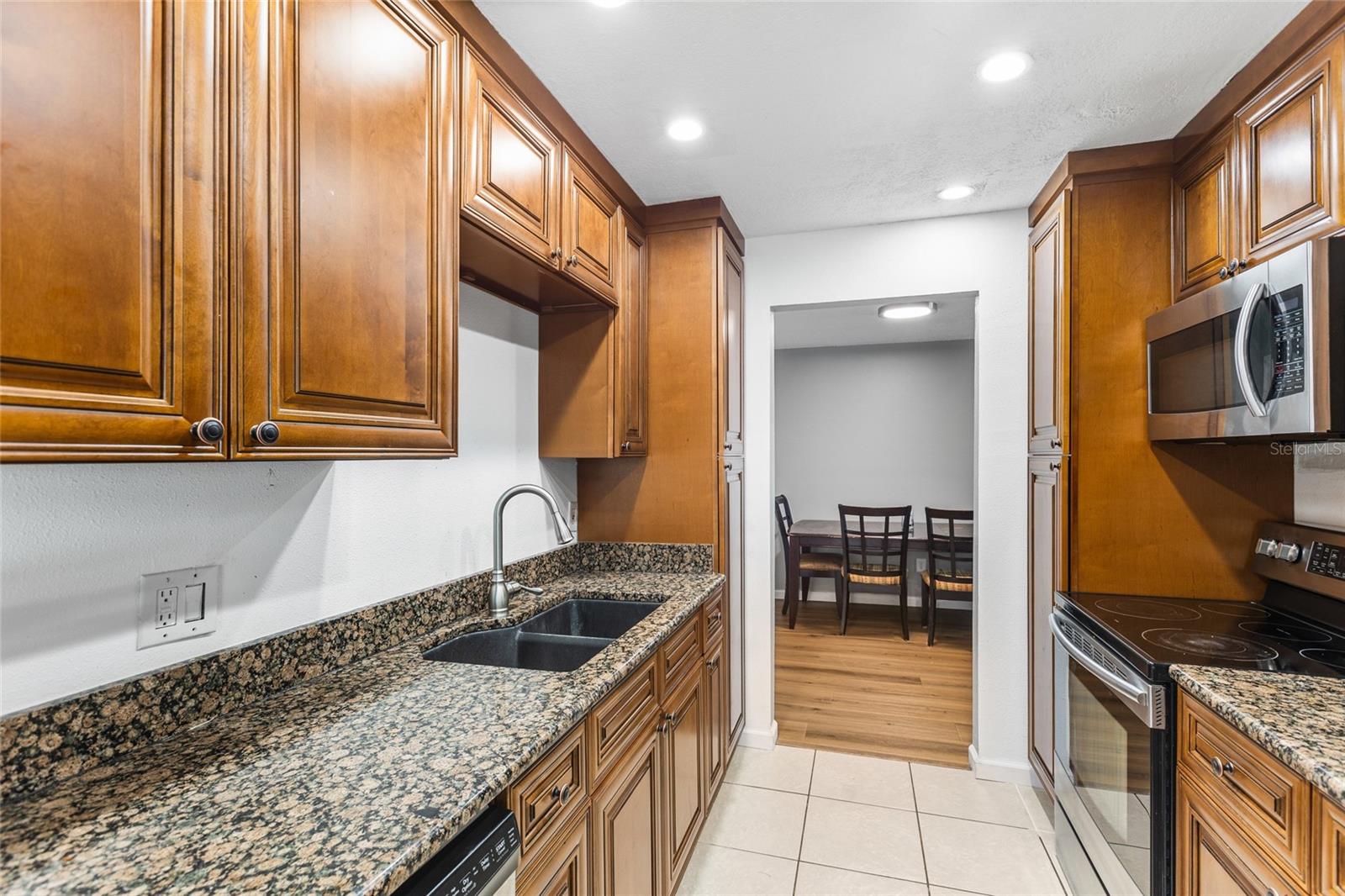 415 MAPLEWOOD CIR — photo 21