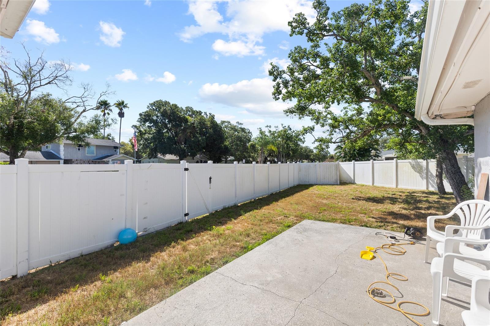 415 MAPLEWOOD CIR — photo 32