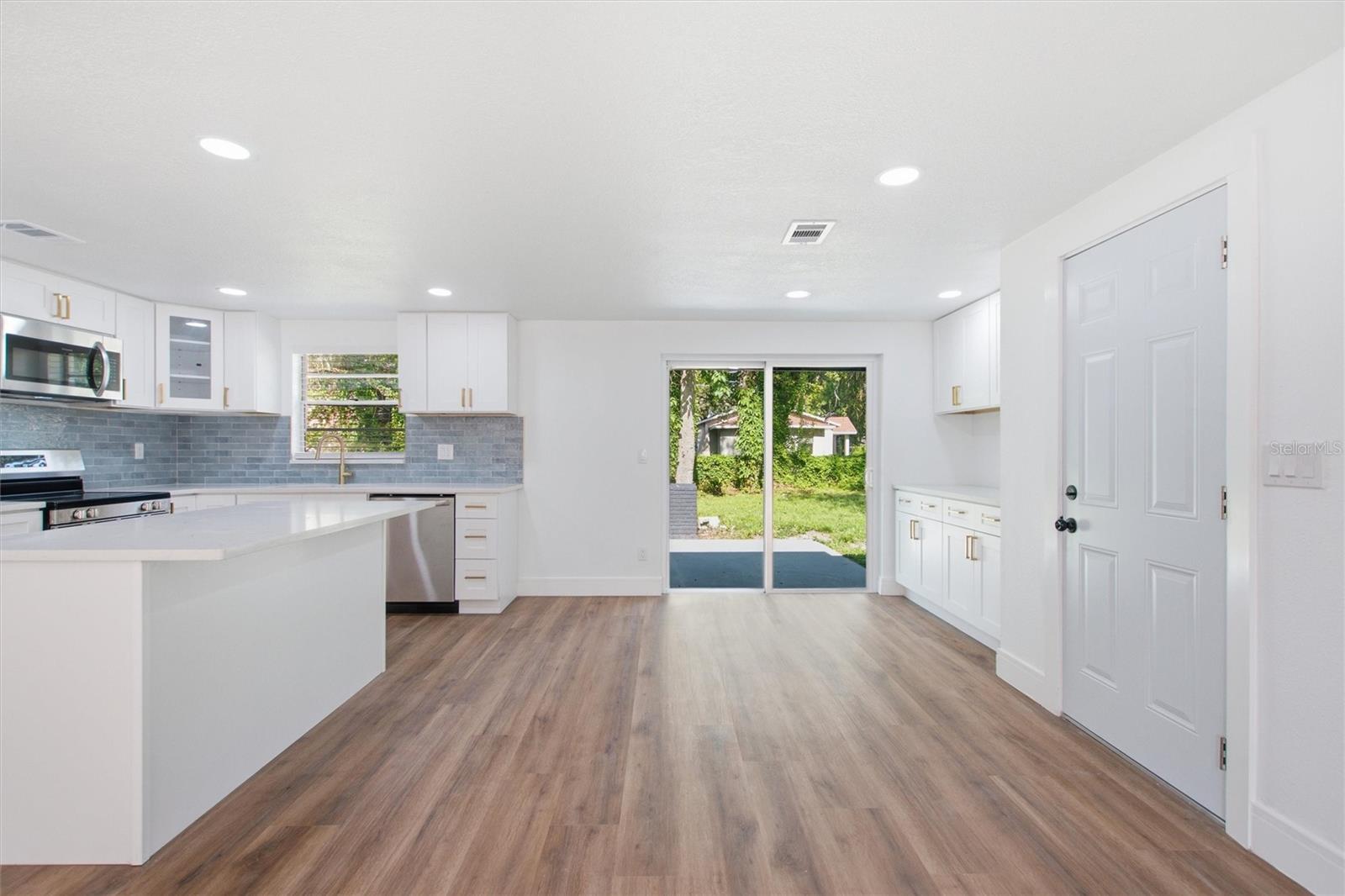 10020 N 10TH ST — photo 11