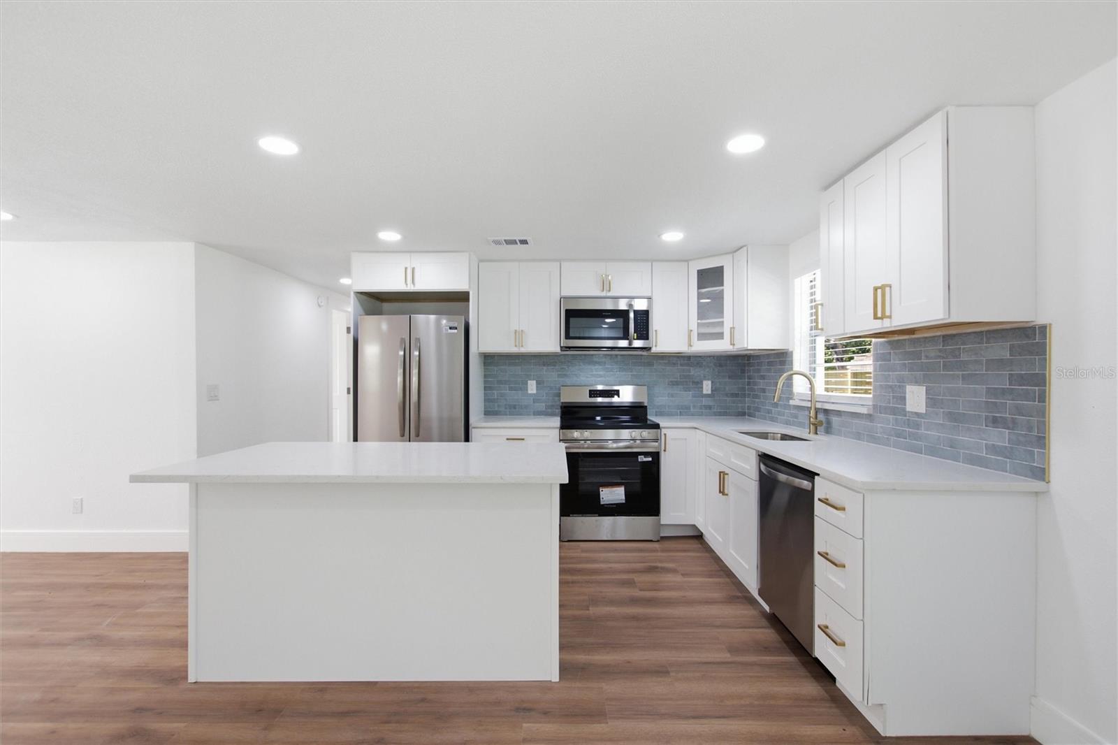 10020 N 10TH ST — photo 7