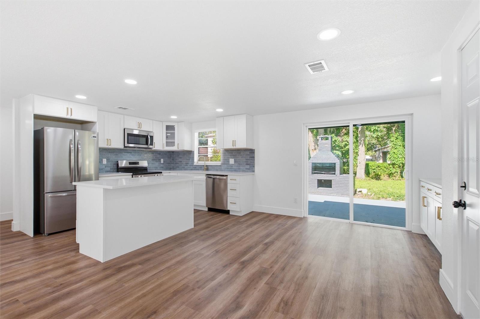 10020 N 10TH ST — photo 5
