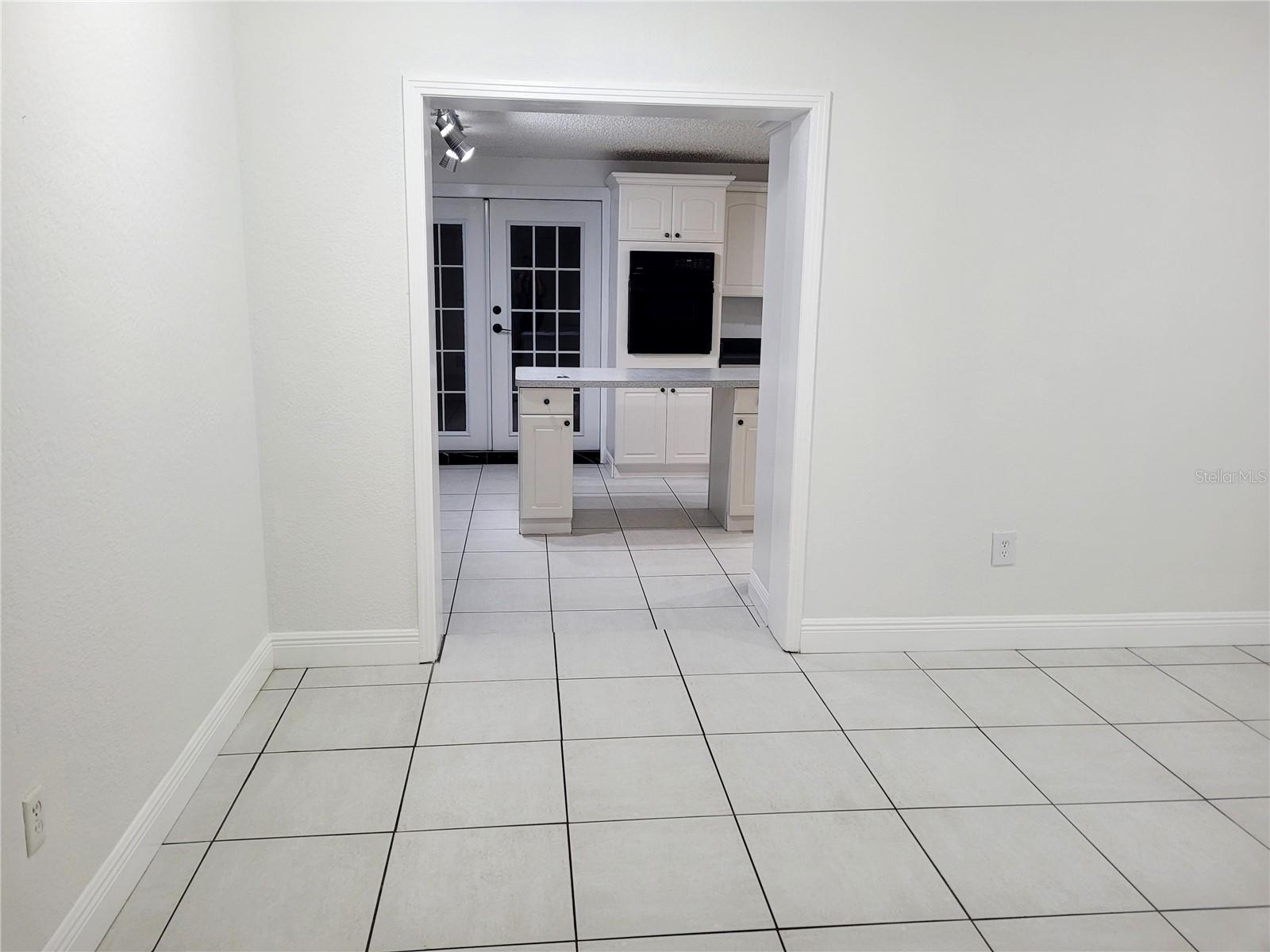 10803 N ARMENIA AVE — photo 4
