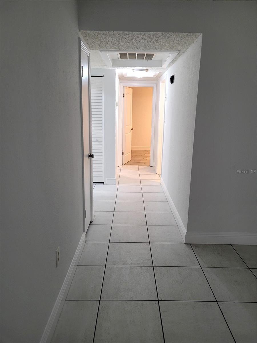10803 N ARMENIA AVE — photo 12