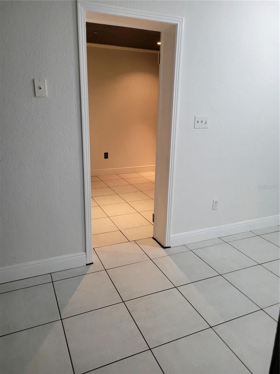 10803 N ARMENIA AVE — photo 9