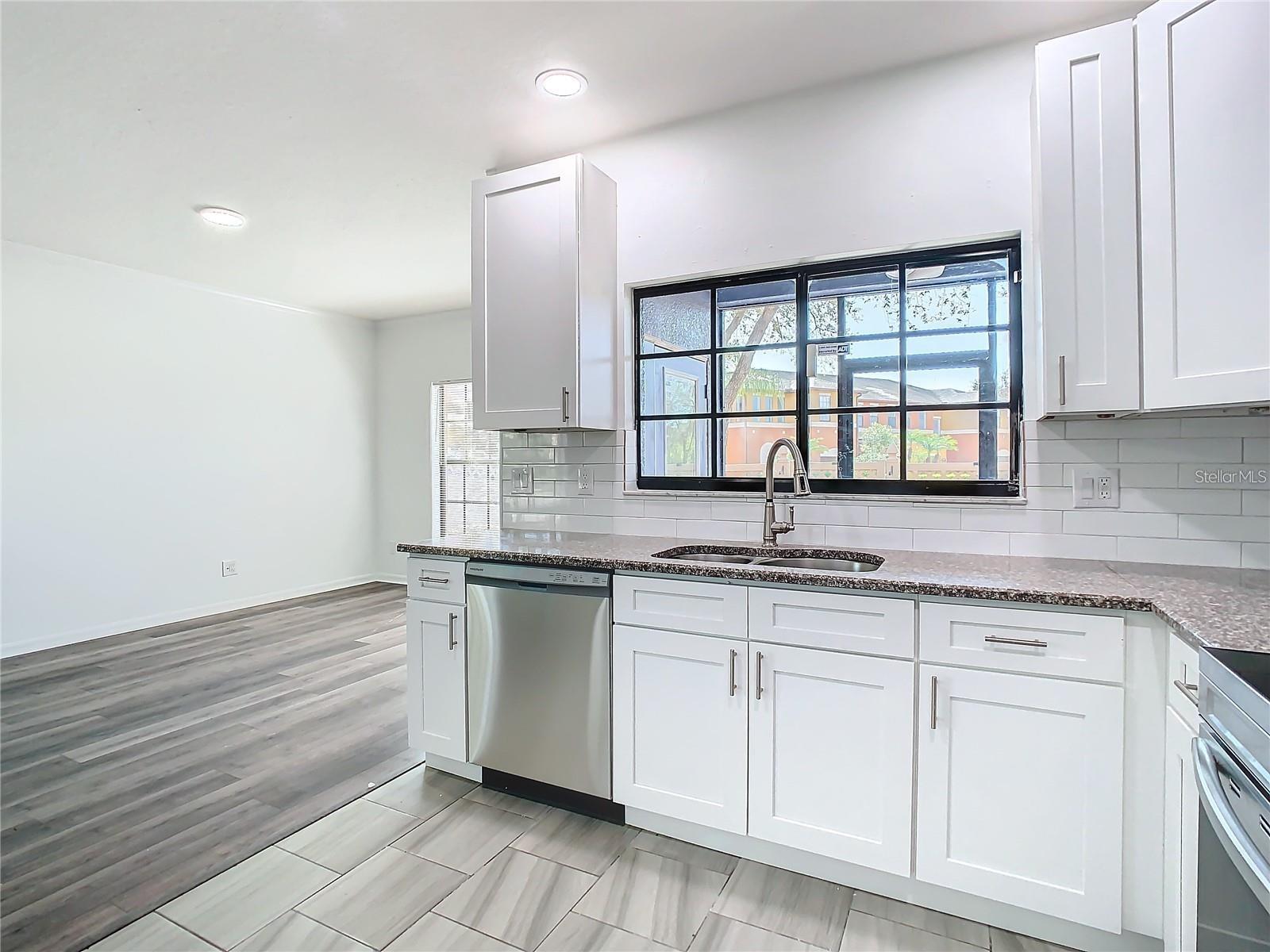 1019 BLACKWATER DR — photo 4