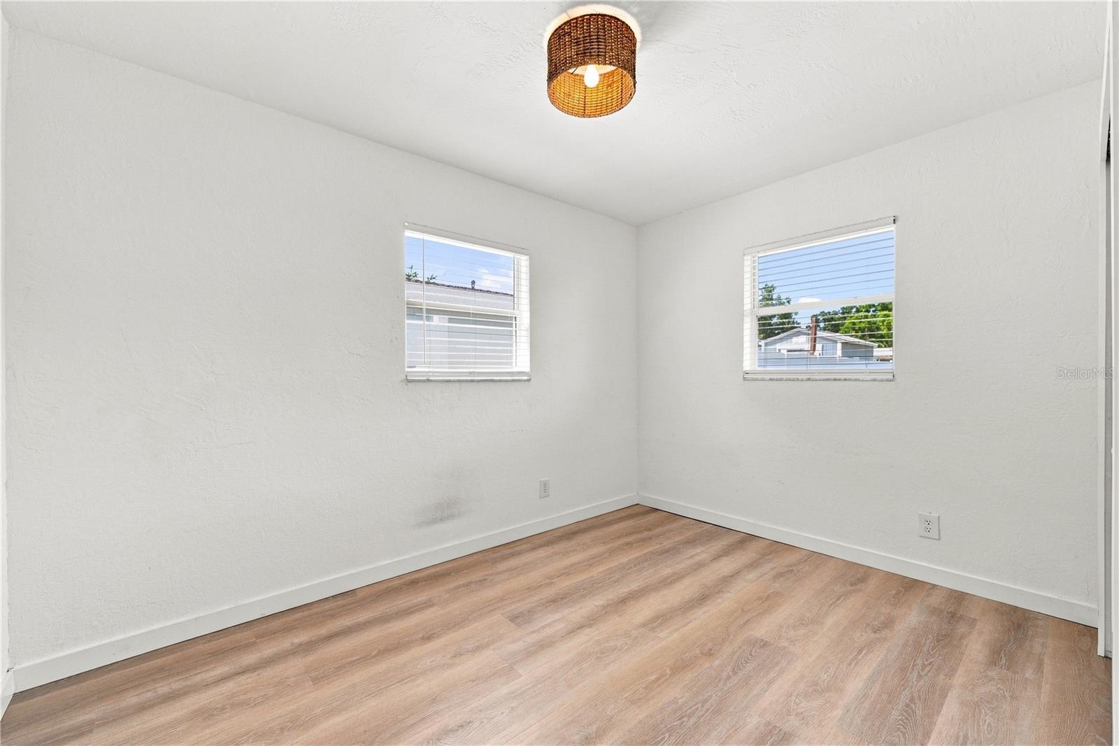933 41ST AVE NE — photo 23