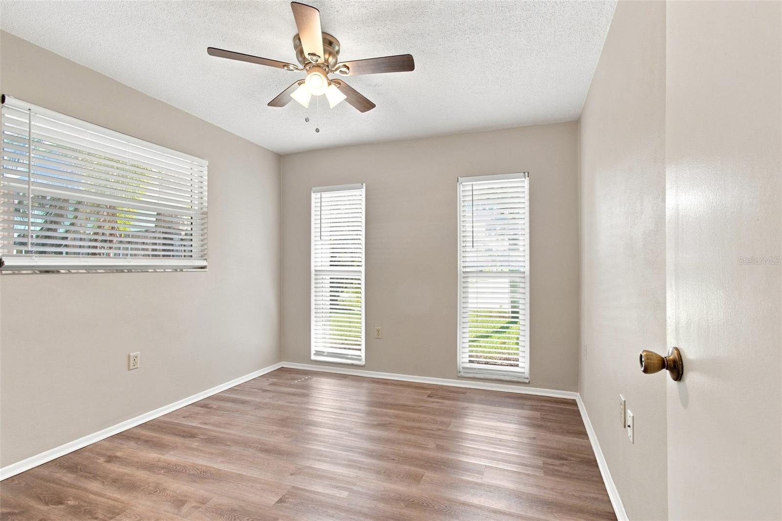 527 WAYFARER DR — photo 31
