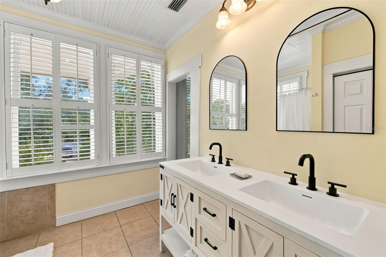 1801 W HILLS AVE — photo 38
