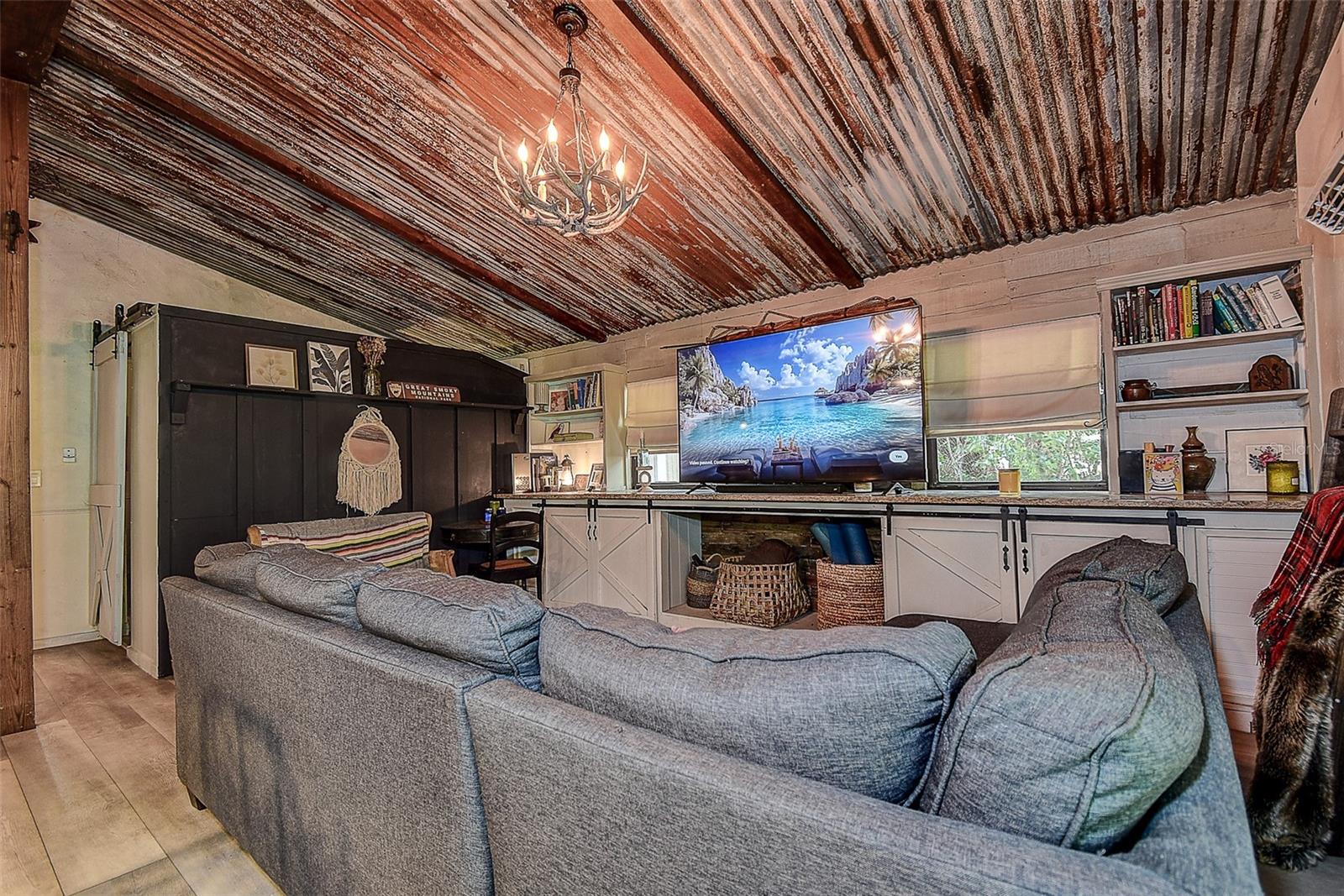 7033 CREEK DR — photo 9
