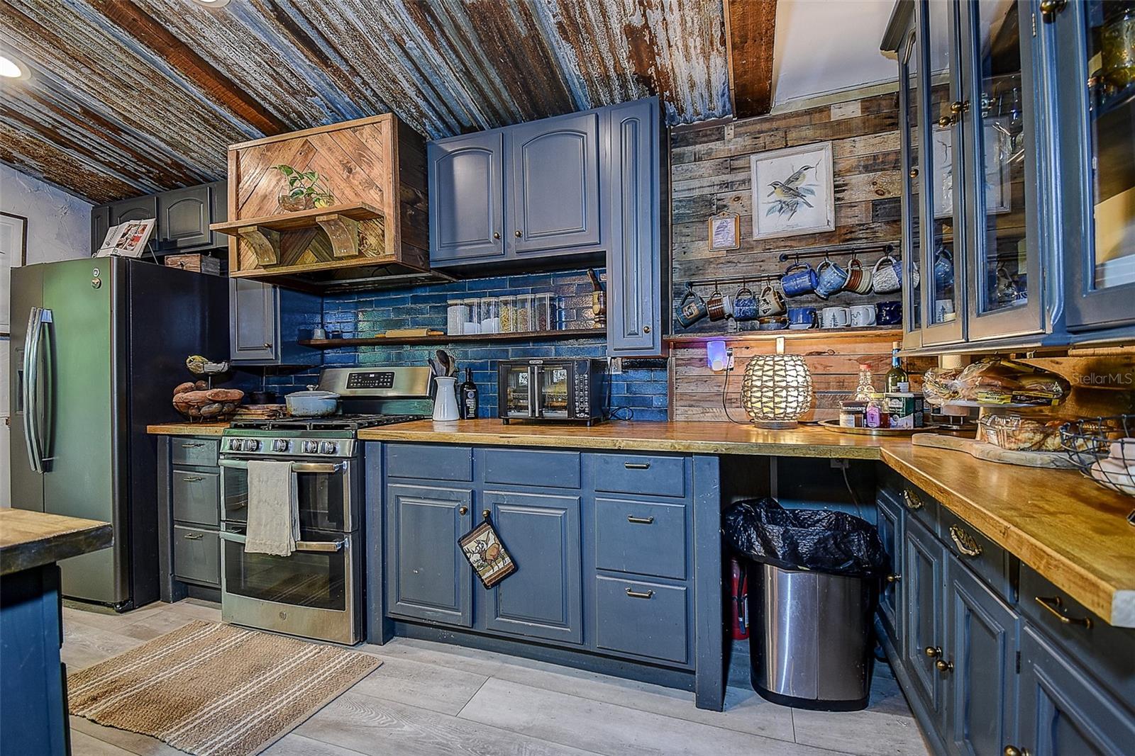 7033 CREEK DR — photo 13