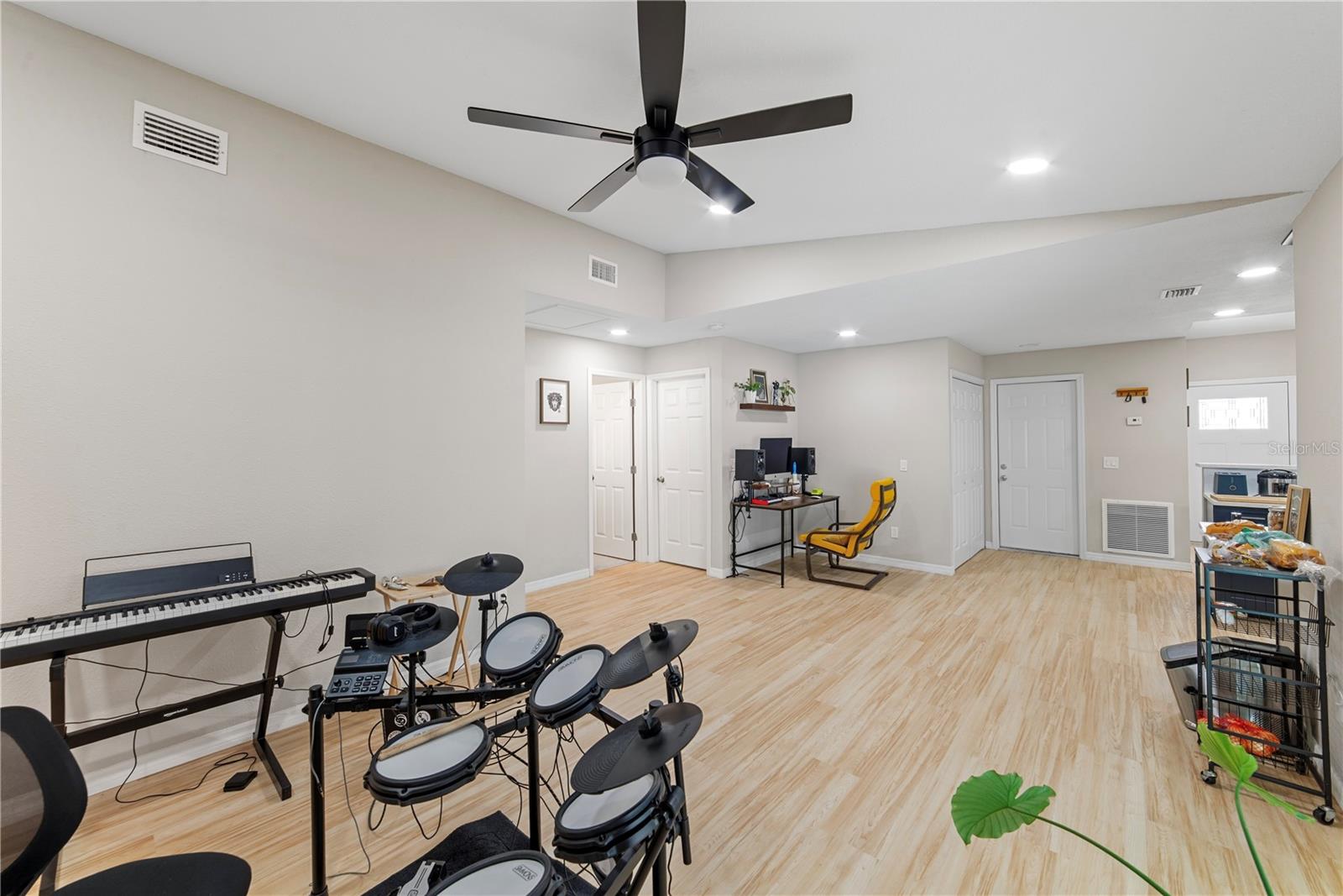 1003 RED OAK CIR — photo 17
