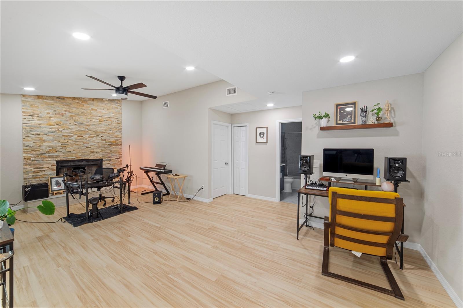 1003 RED OAK CIR — photo 11