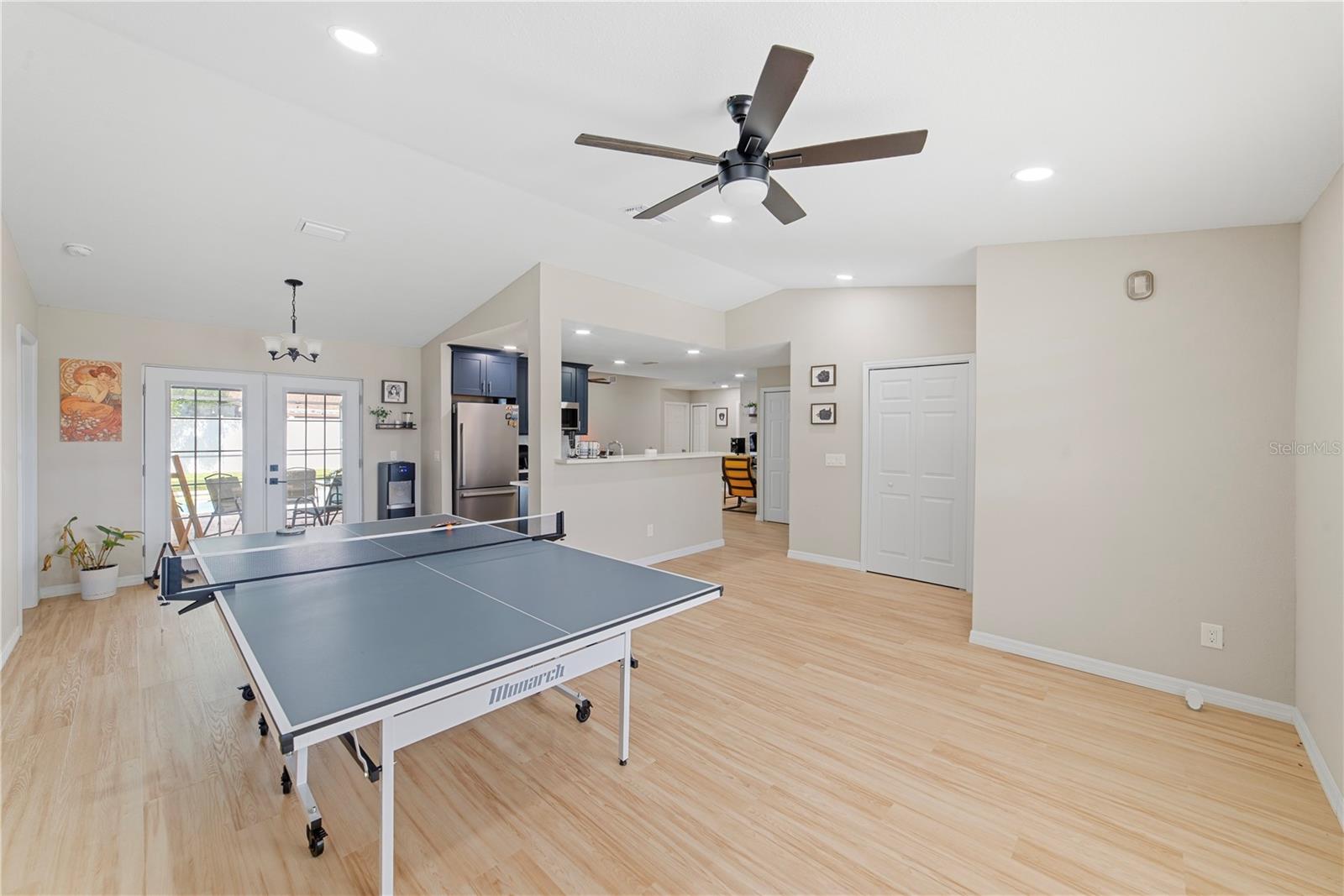 1003 RED OAK CIR — photo 7