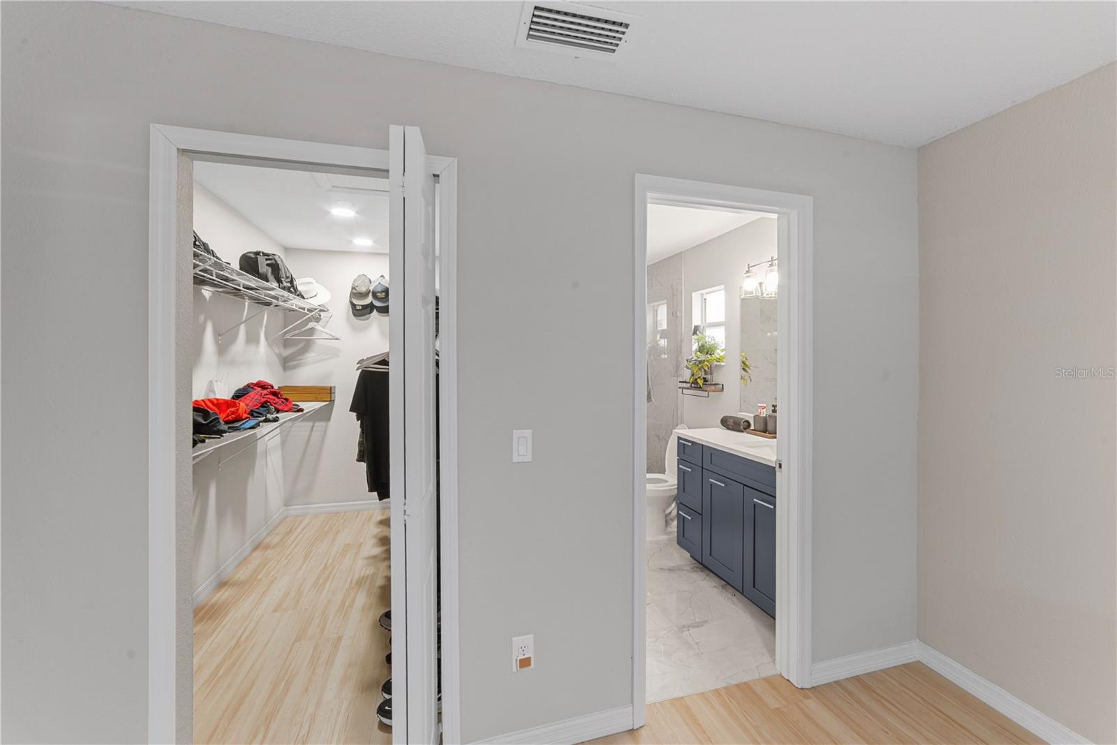 1003 RED OAK CIR — photo 28
