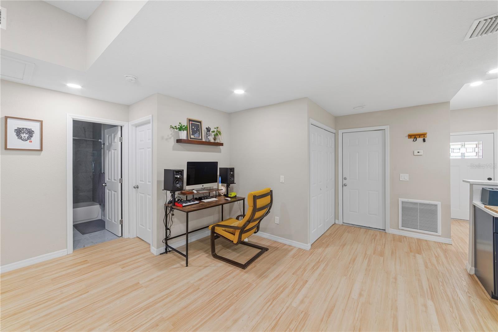 1003 RED OAK CIR — photo 22